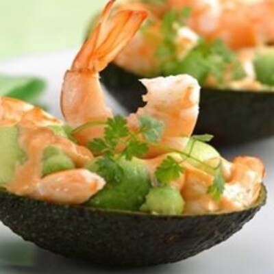AGUACATES RELLENOS CON GAMBAS